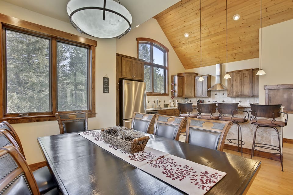 Dining Area wit Seating for 6