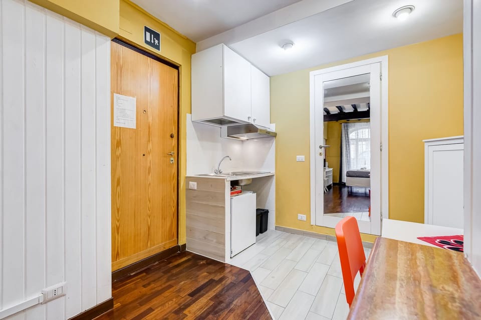 Room, 1 Double Bed, Non Smoking, Air conditioning | Living area | 32-inch Smart TV with cable channels
