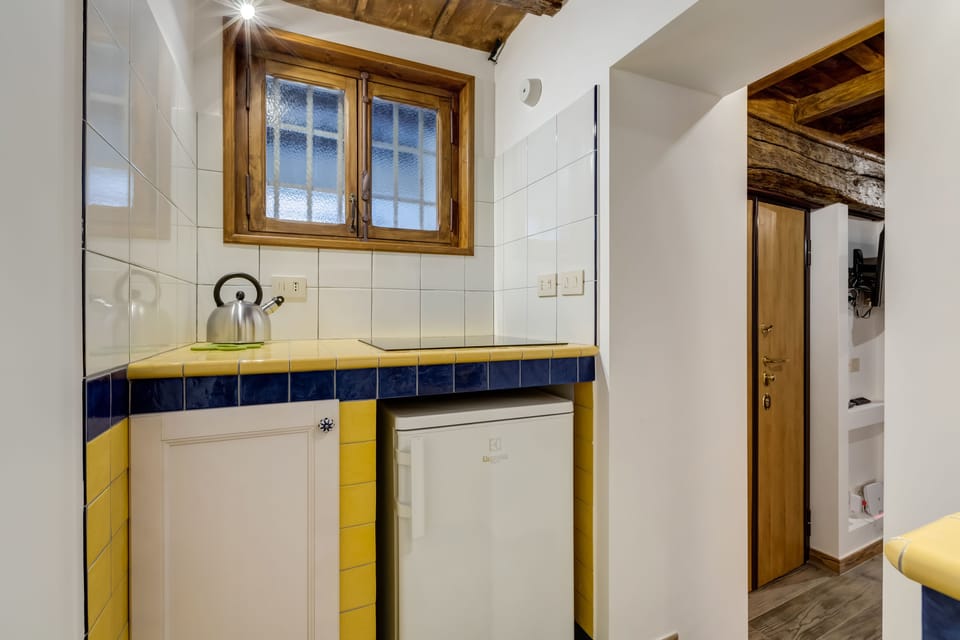 Apartment, 1 Queen Bed, Non Smoking, Air conditioning | Private kitchen | Fridge, stovetop, coffee/tea maker, electric kettle