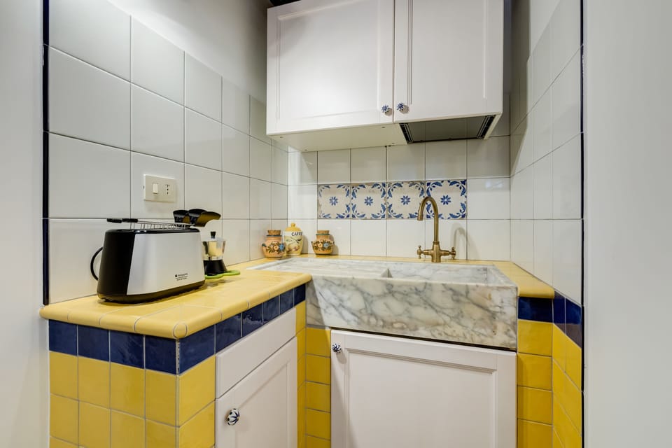 Apartment, 1 Queen Bed, Non Smoking, Air conditioning | Private kitchen | Fridge, stovetop, coffee/tea maker, electric kettle