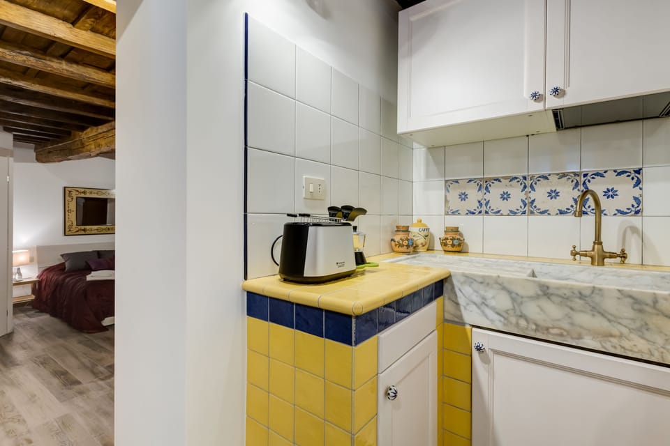 Apartment, 1 Queen Bed, Non Smoking, Air conditioning | Private kitchen | Fridge, stovetop, coffee/tea maker, electric kettle