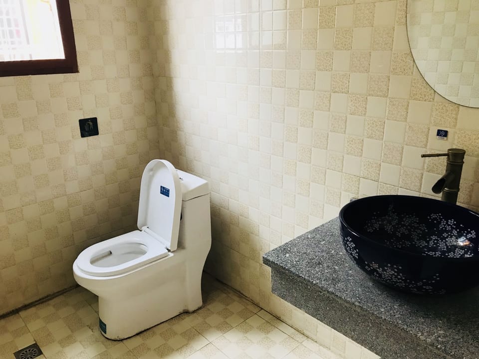 Superior Double Room with Balcony | Bathroom | Shower, free toiletries, hair dryer, slippers