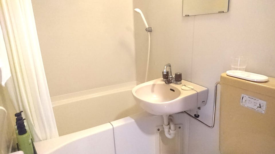 Combined shower/tub, free toiletries, slippers, towels