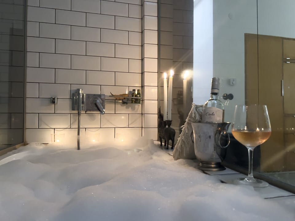 Deluxe Spa Suite 1 | Bathroom | Free toiletries, hair dryer, bidet, towels
