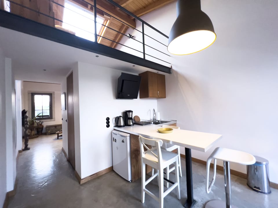 Balcony Suite 5 | Private kitchen | Fridge, stovetop, coffee/tea maker, electric kettle