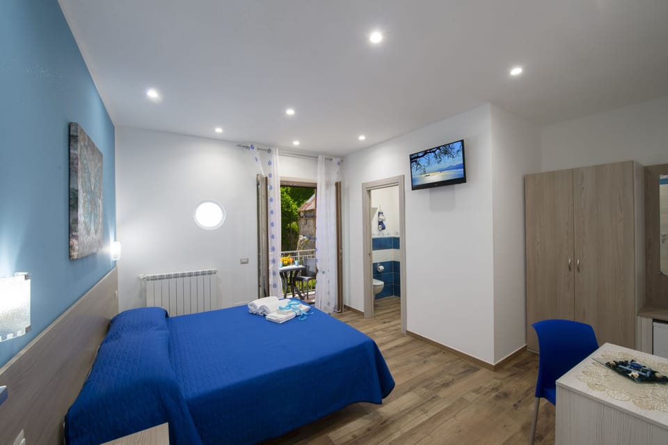 Deluxe Double or Twin Room (Rosa Blu) | Individually decorated, individually furnished, desk, soundproofing