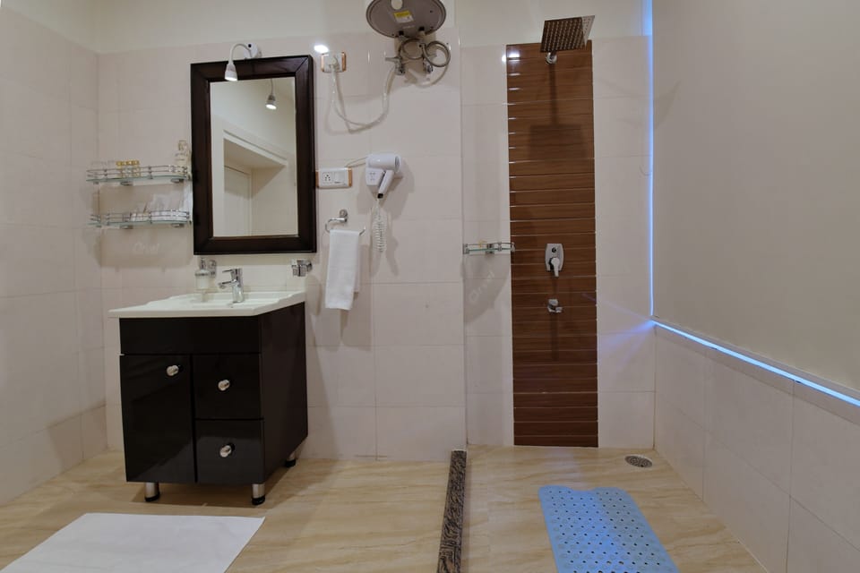 Classic Room | Bathroom | Shower, slippers, bidet, towels