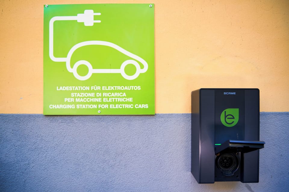 Electric vehicle charging station