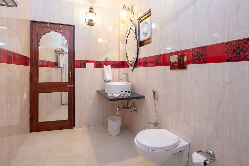 Shower, free toiletries, towels