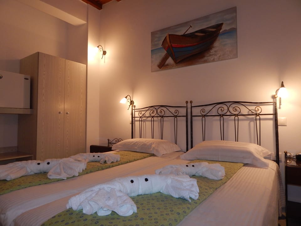 Standard Triple Room | Minibar, WiFi (free), bed sheets