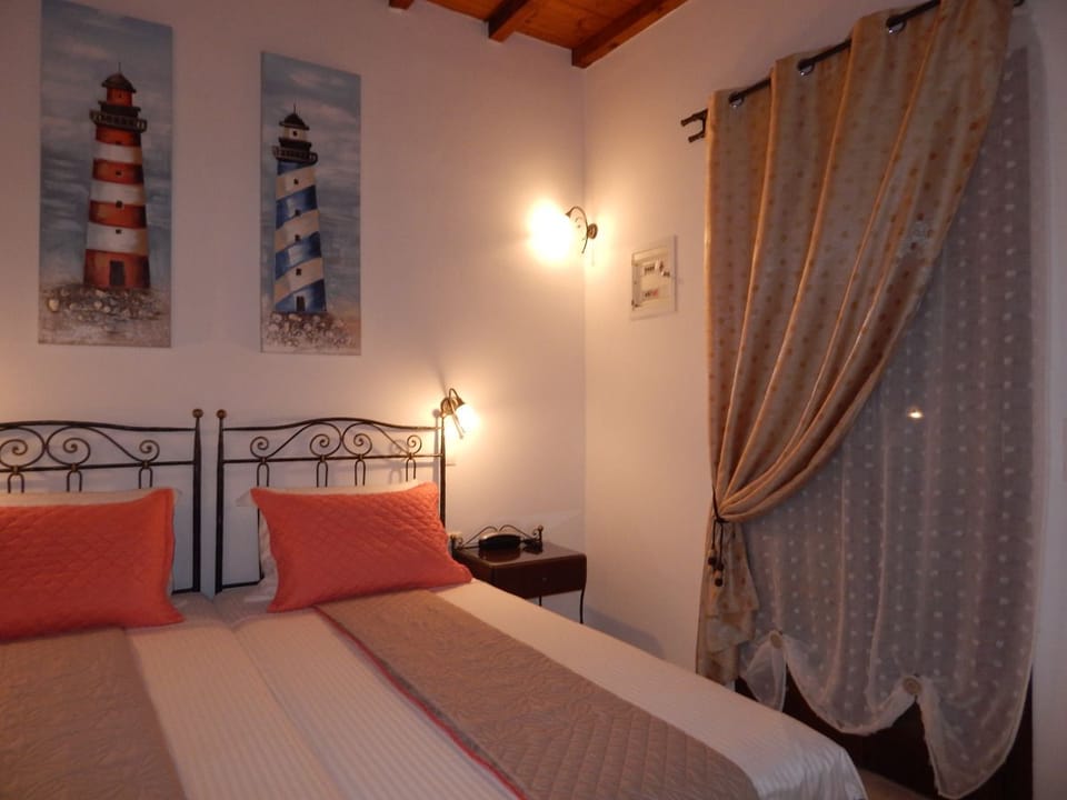 Junior Suite, Sea View | Minibar, WiFi (free), bed sheets