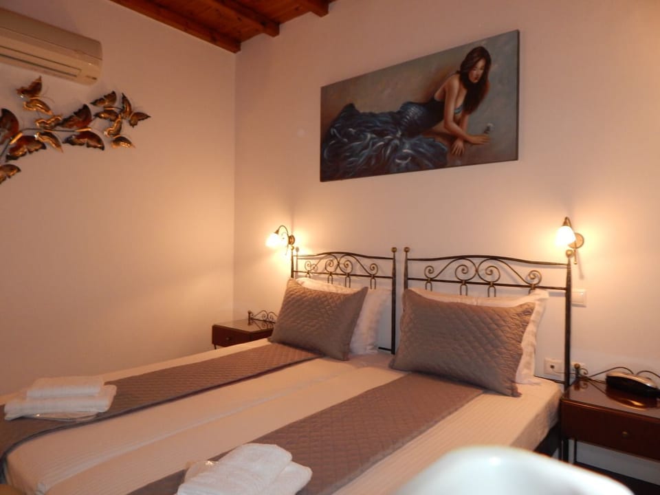 Junior Suite, Sea View | Minibar, WiFi (free), bed sheets