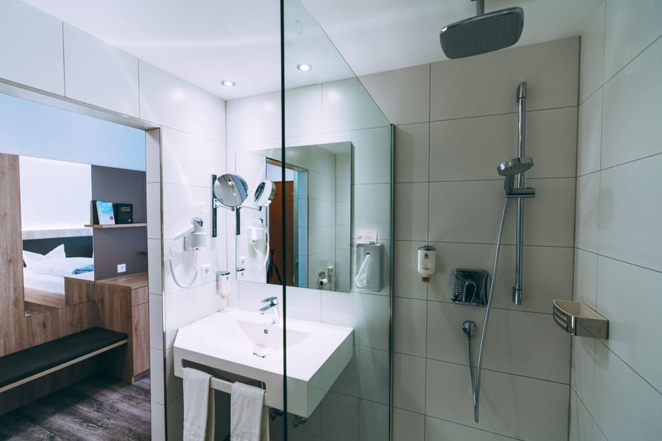Double Room (Ringwall) | Bathroom | Shower, free toiletries, hair dryer