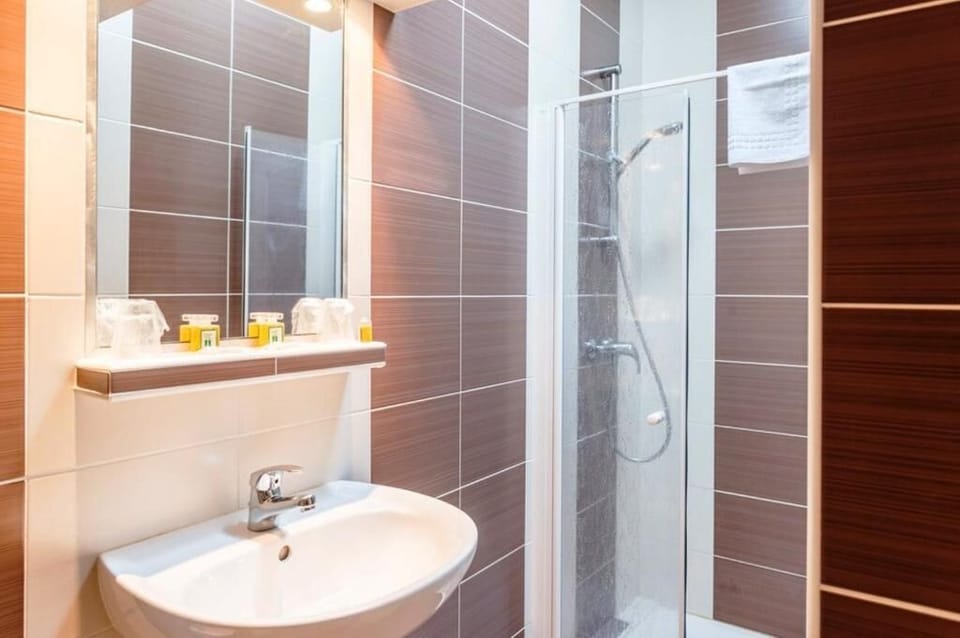 Shower, rainfall showerhead, free toiletries, hair dryer (on request)