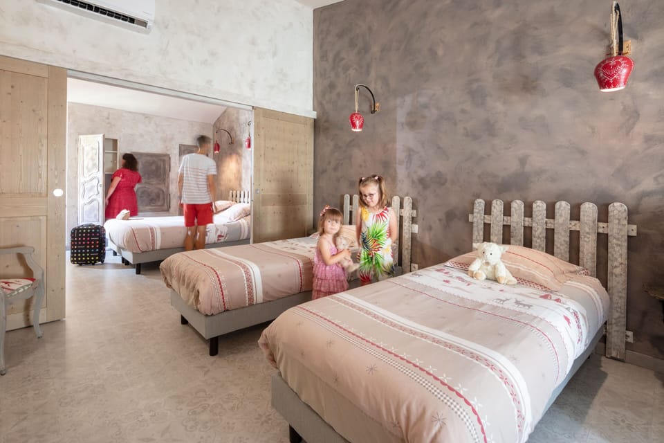 Canigou Family Room | Premium bedding, desk, soundproofing, iron/ironing board (on request)