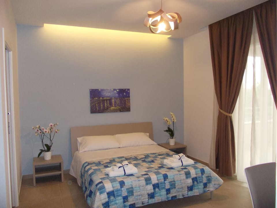 1 bedroom, individually decorated, desk, laptop workspace