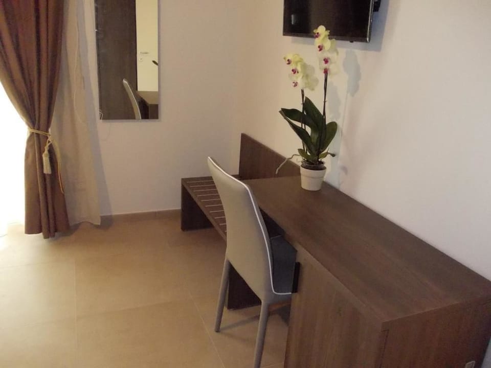 Standard Double or Twin Room, Balcony, Garden View | Room amenity