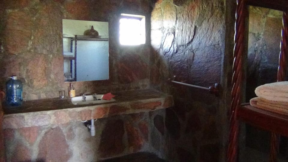 Shower, rainfall showerhead, free toiletries, towels