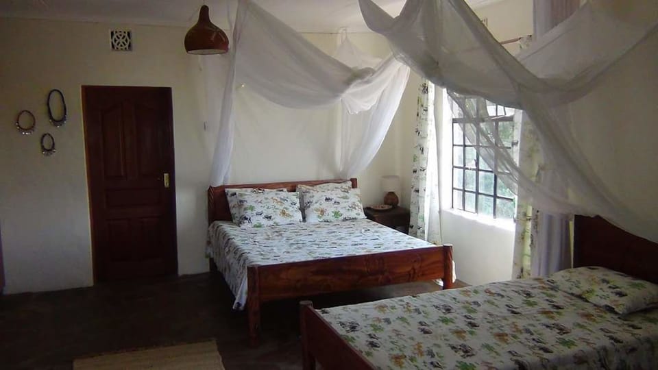 Cottage, Multiple Beds, Private Bathroom | Minibar, bed sheets
