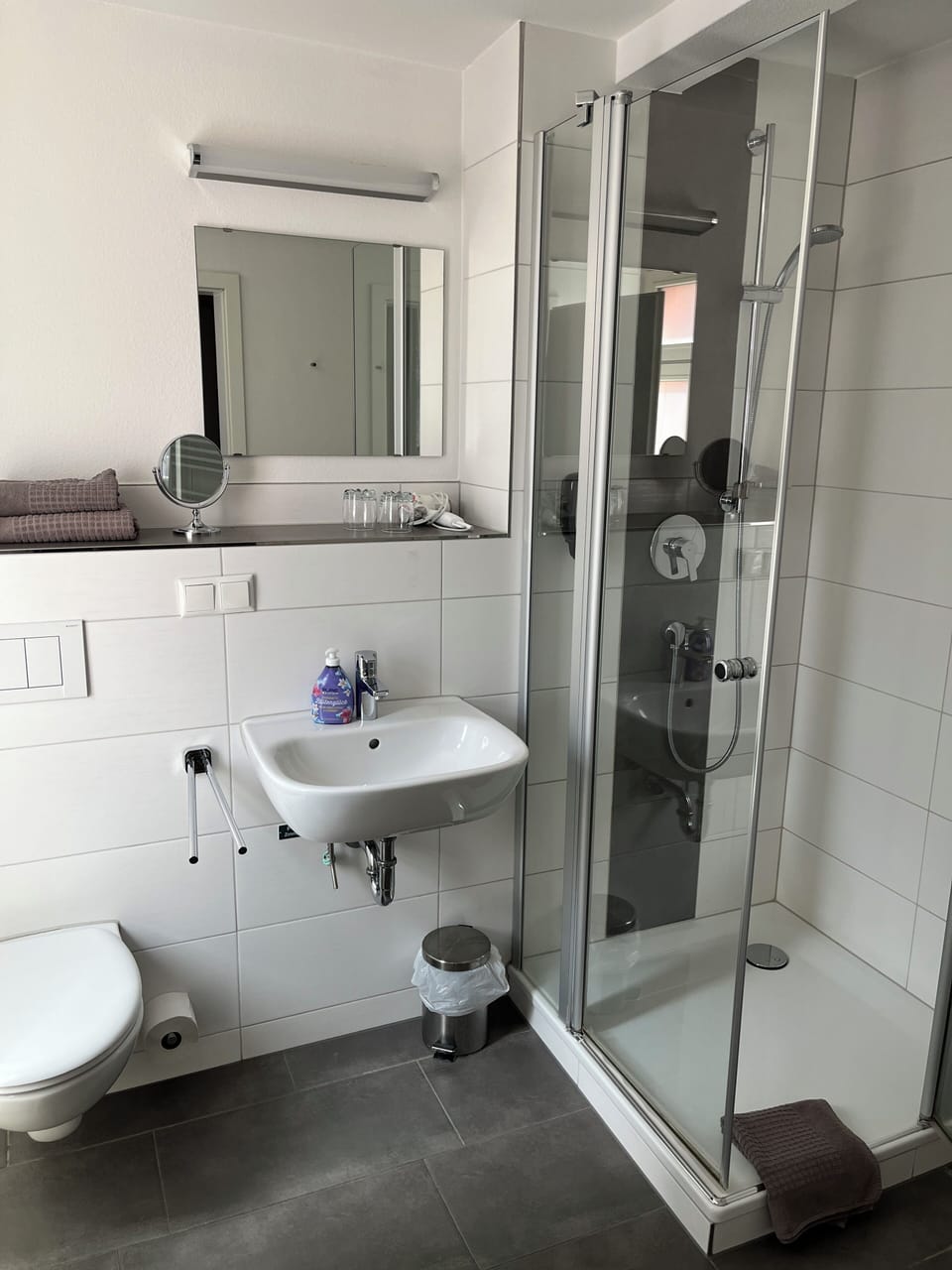 Comfort Twin Room | Bathroom | Shower, free toiletries, hair dryer, towels