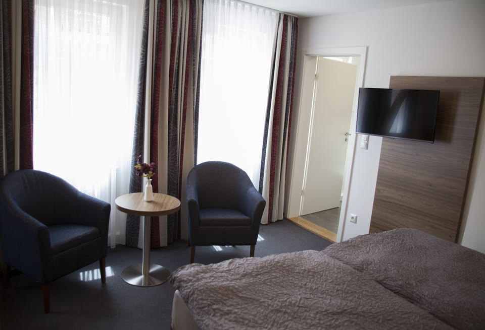 Comfort Twin Room | Living area | Flat-screen TV