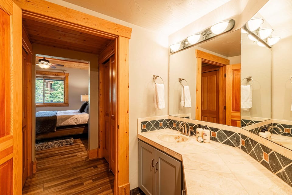 Unit A - Private access to a full shared bath 2