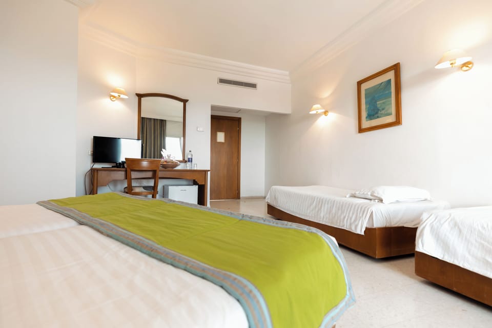 Quadruple Room | In-room safe, soundproofing, free cribs/infant beds, bed sheets