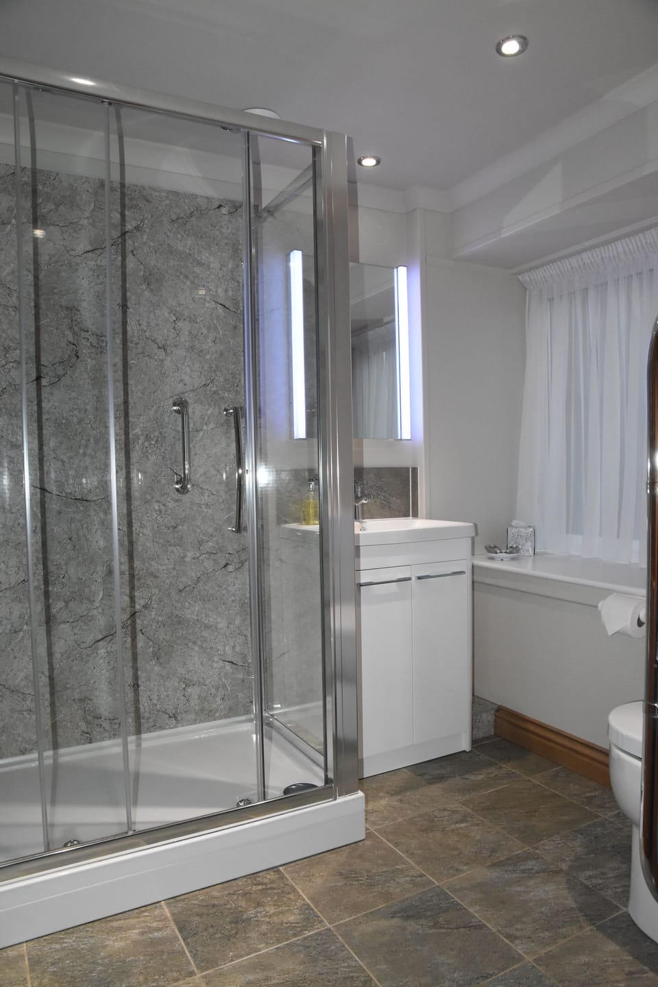 Double Room, Ensuite | Bathroom | Combined shower/tub, free toiletries, hair dryer, towels