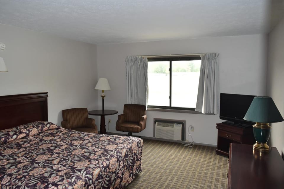 Blackout drapes, free WiFi, bed sheets