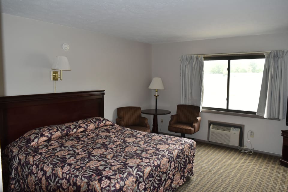 Blackout drapes, WiFi (free), bed sheets