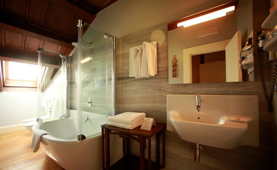 Superior Double Room | Bathroom | Free toiletries, hair dryer, bathrobes, bidet