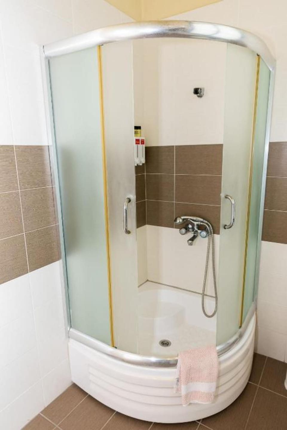 Triple Room | Bathroom | Shower, free toiletries, hair dryer, slippers