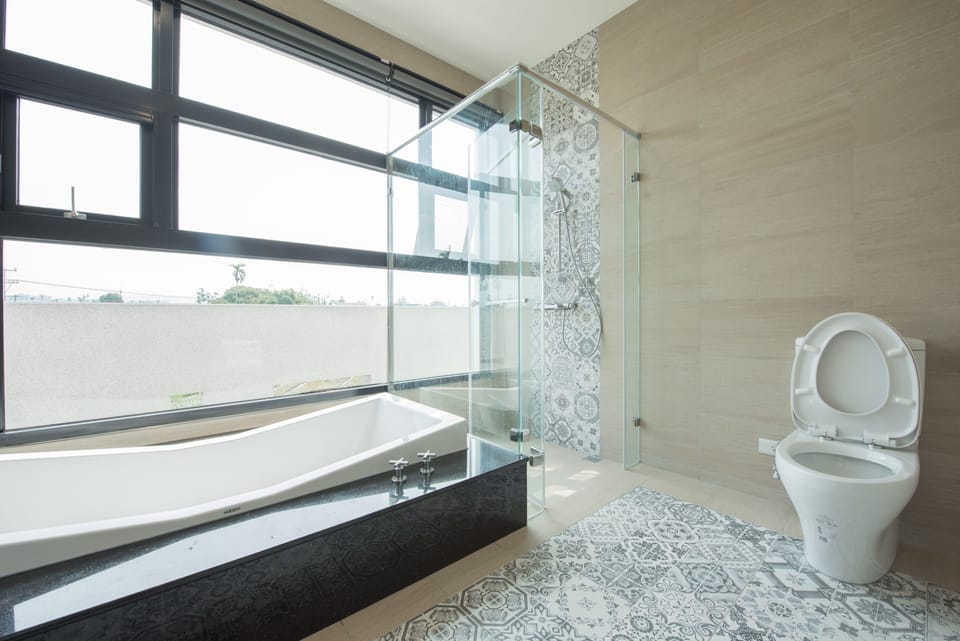 Standard Double Room, Bathtub | Bathroom | Free toiletries, hair dryer, slippers, towels