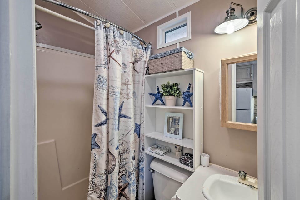 Full Bathroom | Ceiling Fans
