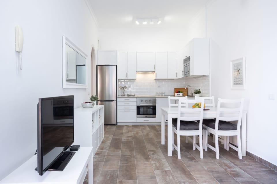 KITCHEN/DINING AREA