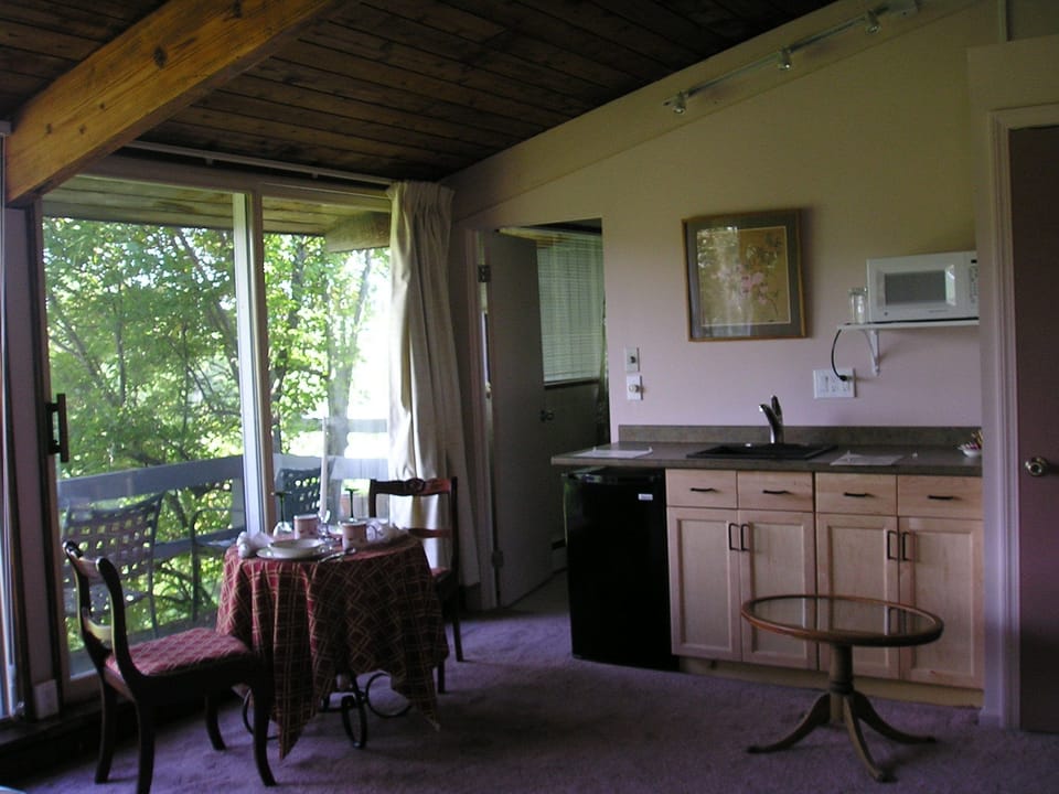 Romantic Double Room, 1 King Bed, Mountain View | Living area | 32-inch LED TV with premium channels, TV