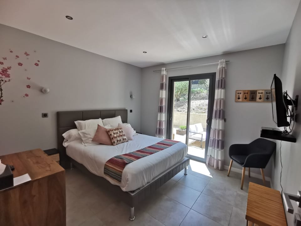 Suite, Private Bathroom, Garden View