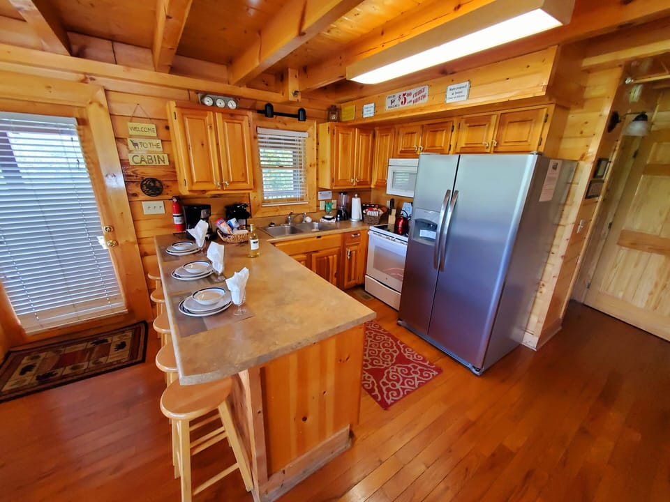 Well-equipped kitchen, dishes, cookware, side by side Refrigerator water/ice