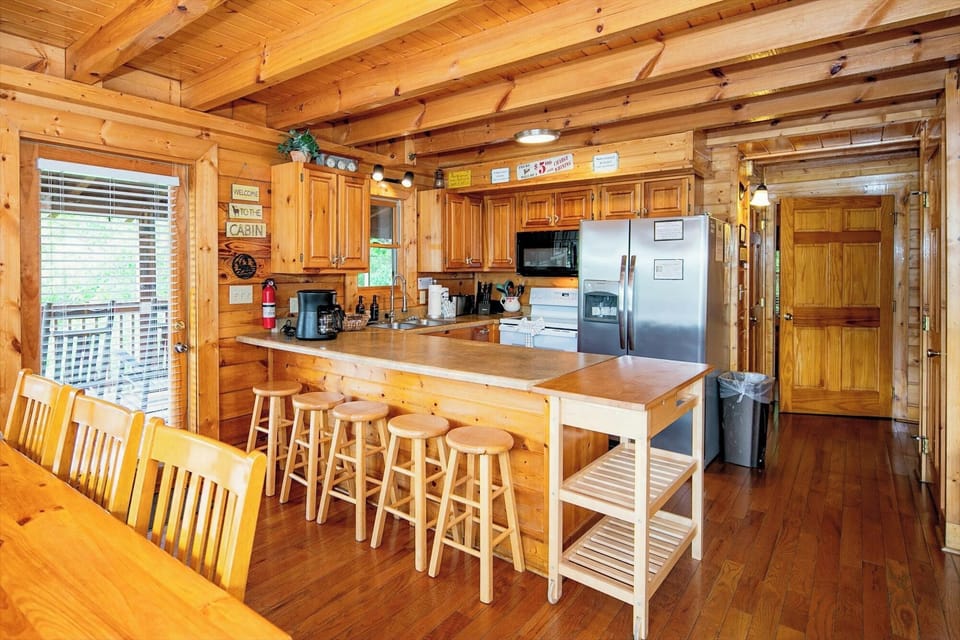 Nice open concept, fully equipped kitchen, counter seating, living/dining room
