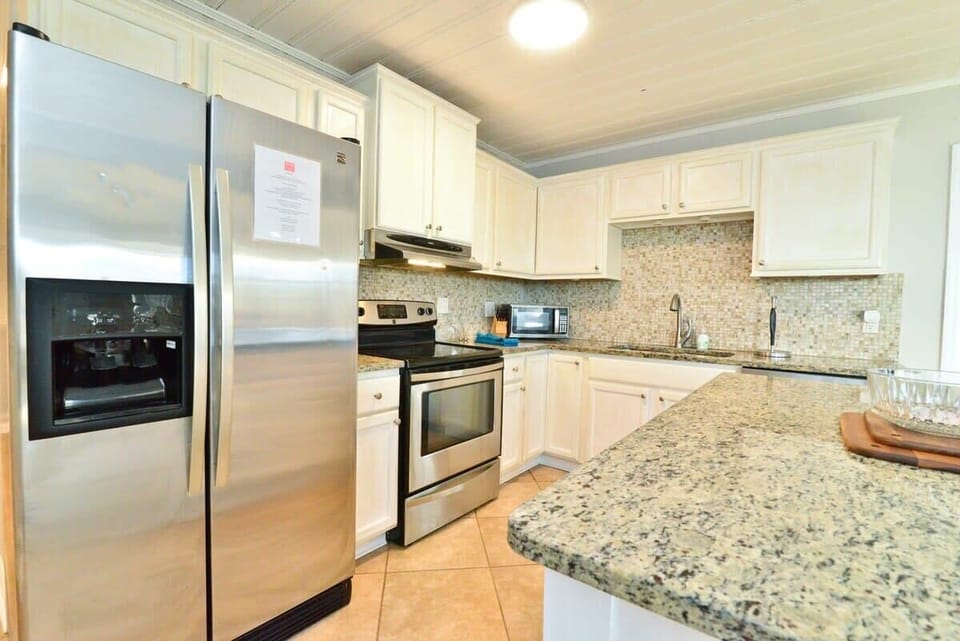 Luxurious Fully Stocked Kitchen