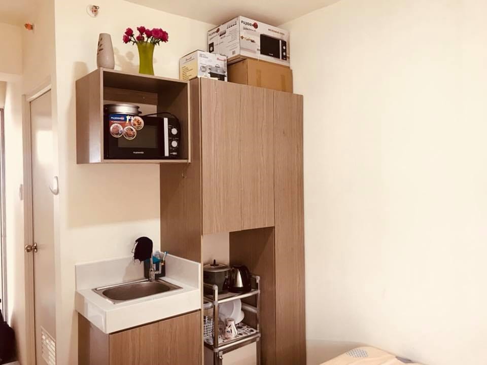 Studio, 1 Queen Bed | Private kitchenette | Full-size fridge, microwave, rice cooker, cookware/dishes/utensils