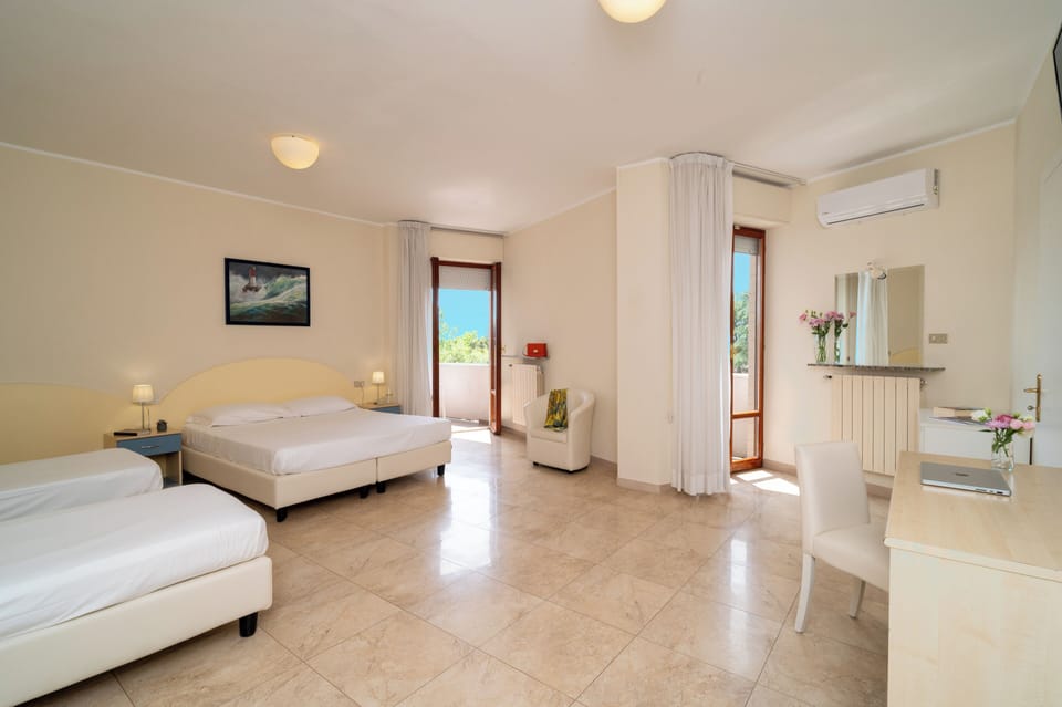 Quadruple Room | In-room safe, WiFi (free), bed sheets