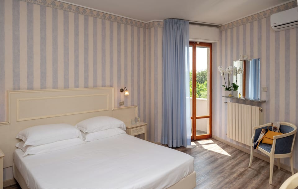 In-room safe, WiFi (free), bed sheets