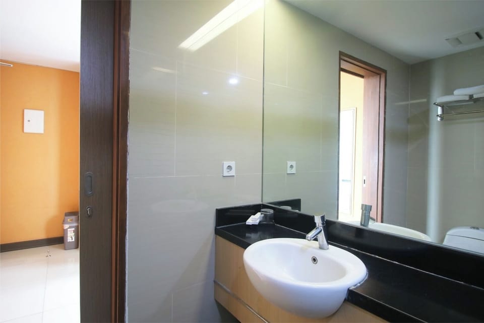 Superior Double Room (Nakula) | Bathroom | Shower, free toiletries, slippers