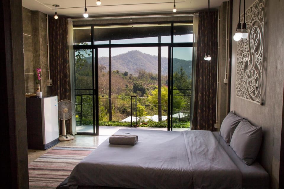 Family House Two-Bedroom | Blackout drapes, free WiFi