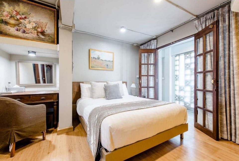 Cozy Studio | In-room safe, desk, blackout drapes, iron/ironing board