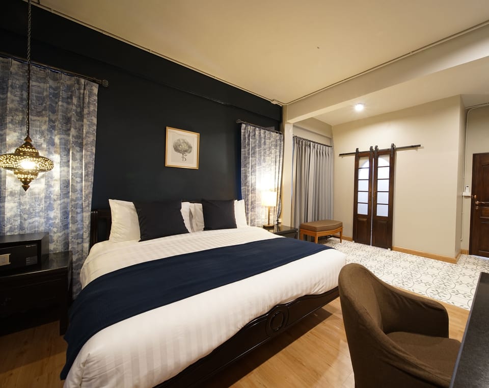 Blue Breeze | In-room safe, desk, blackout drapes, iron/ironing board