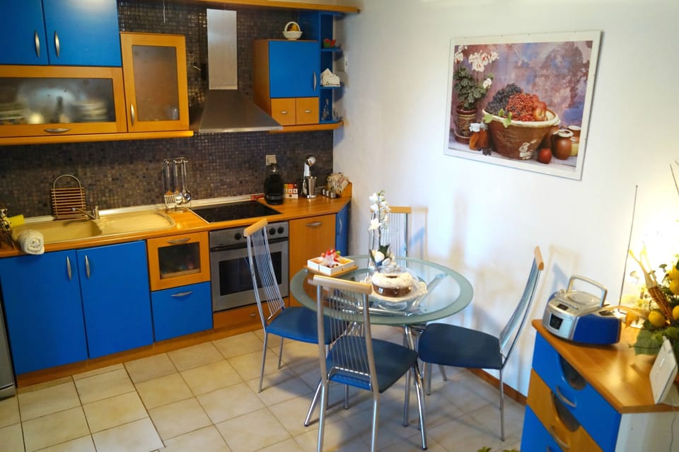 Full-size fridge, oven, stovetop, espresso maker