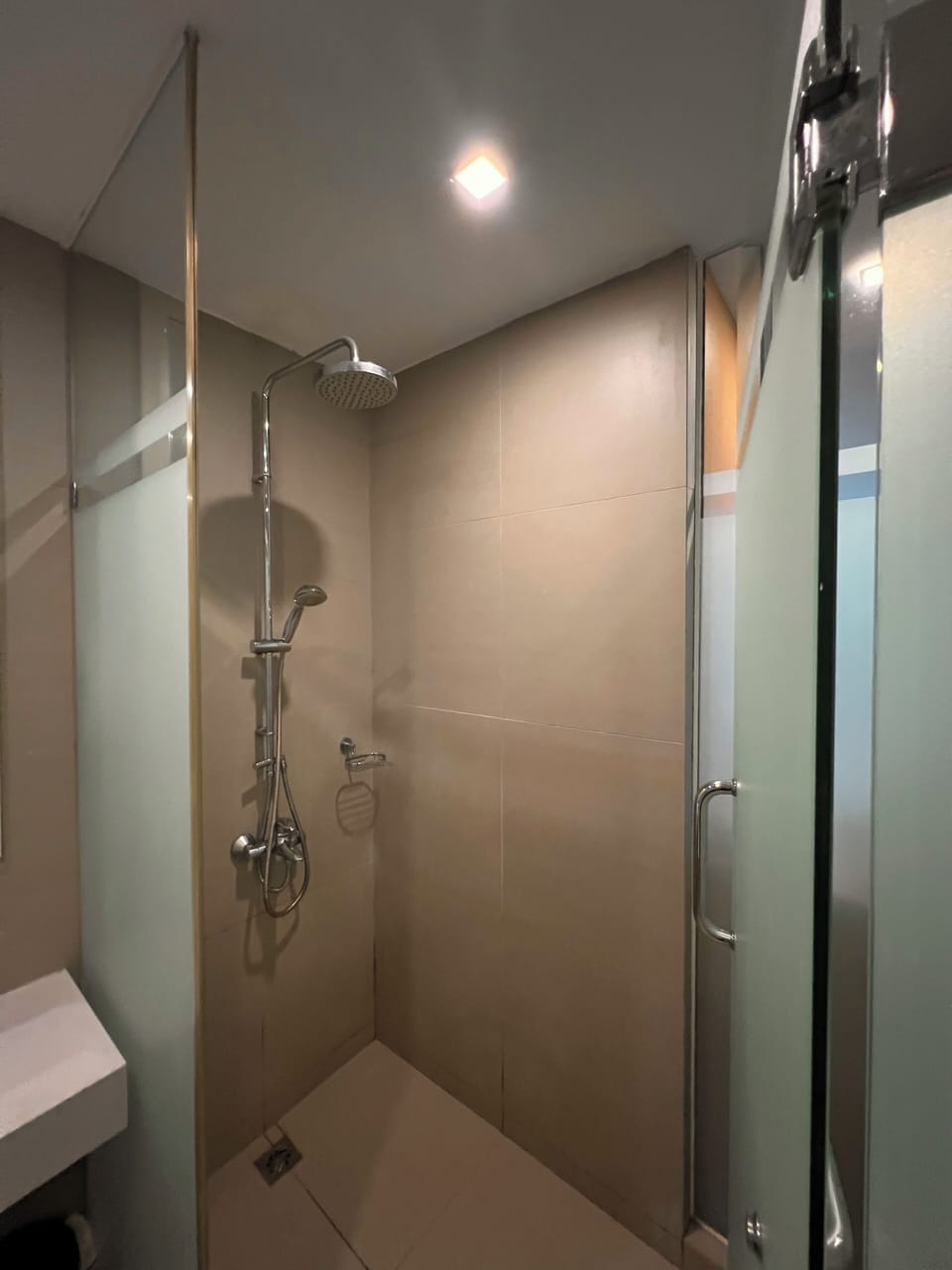 Standard Twin Room, 2 Twin Beds | Bathroom | Shower, rainfall showerhead, hair dryer, bidet