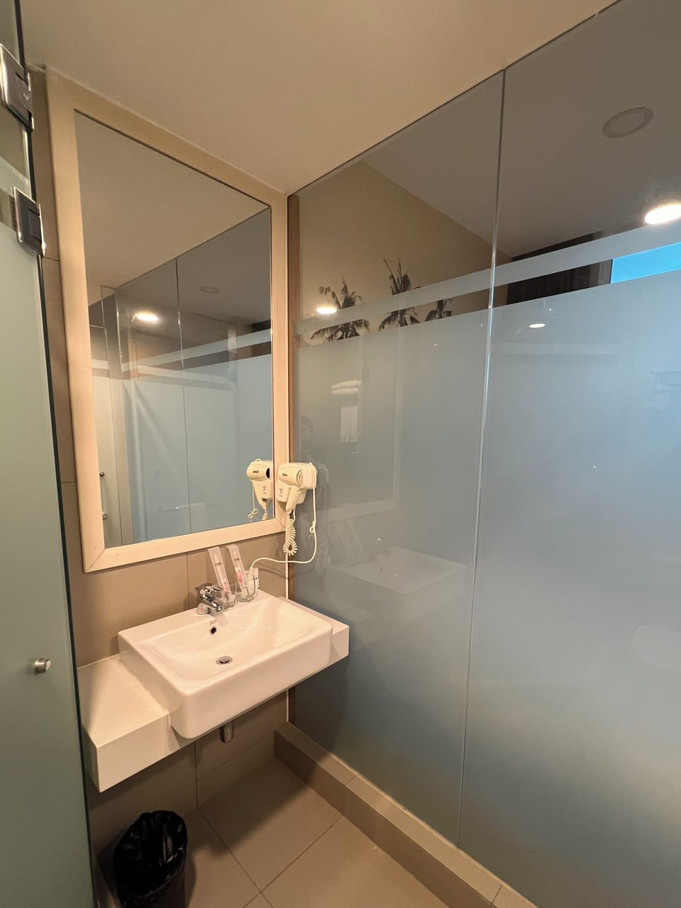 Comfort Double Room, 1 Queen Bed, Non Smoking, City View | Bathroom | Shower, rainfall showerhead, hair dryer, bidet